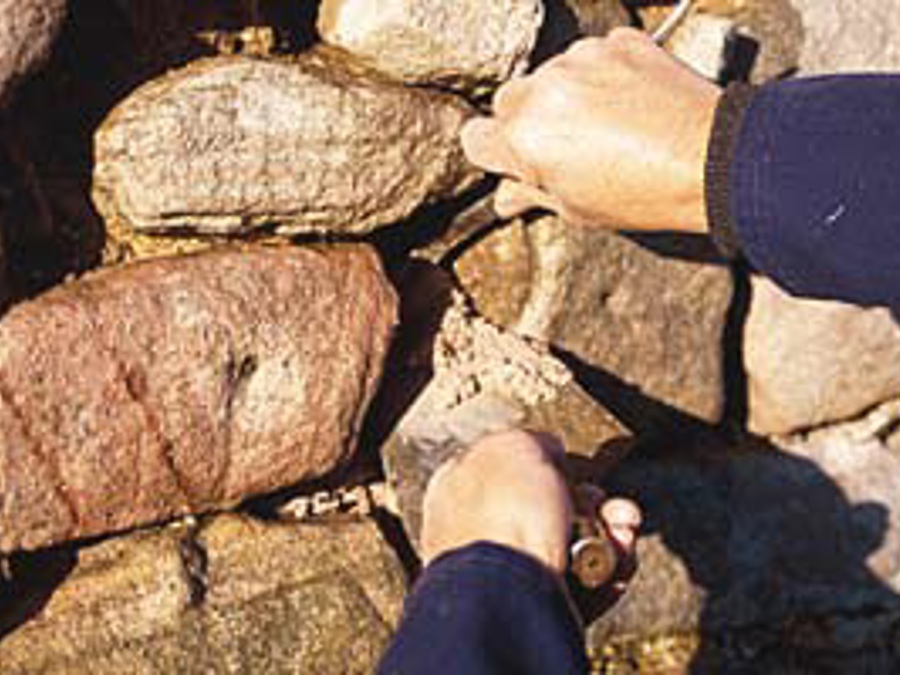 Tamping rubble masonry with trowel
